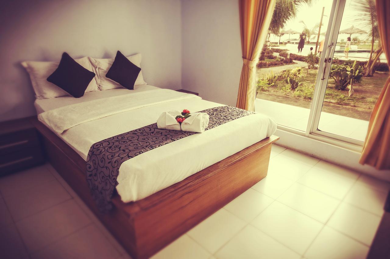 Turtle Beach Hotel Ujunggenteng Exteriör bild